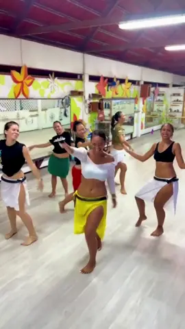 Matatini Mou at Aratoa Dance School in Tahiti Shaking her HIPS #dance #shorts