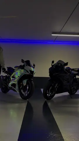 il faut rentabiliser les parkings 🫣✌🏼 . . . #mt #r #r7 #reels #r1 #reelsinstagram #r6 #forestphotography #forest #fy #foryou #fyp #fashion #bikelovers #bikelife #biker #bike #beauty #StreetStyle #scorpion #sportbikelife #sport #akrapovic #yamaha #yamahar1 #yamahar7 #yamahar6 #carbon #carbonfiber 