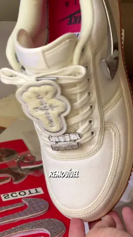 AIR FORCE 1 X TRAVIS SCOTT “SAIL“ 😱😱 A colaboração entre a Nike e Travis Scott no lançamento do Nike Air Force 1 em edição especial “Sail” foi um marco na indústria da moda e do hip-hop. Travis Scott, um dos artistas mais influentes da atualidade, uniu-se à icônica marca de calçados esportivos para criar uma versão exclusiva do clássico modelo Air Force 1. 🔥🔥 Modelo disponível para compra em nosso site oficial. ✅ #airforce1 #travisscott #fyp 