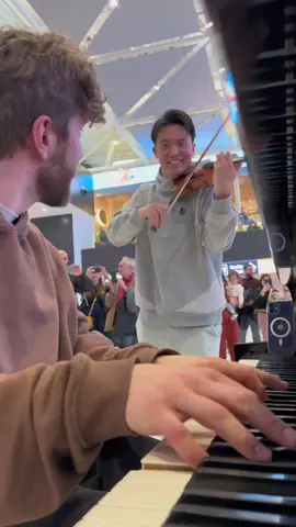 SHE DIDN'T EXPECT THAT 😱🎻 Today I was playing piano at the airport of Rome when suddenly @raychenviolin joined me 🤯🤯 Music: Winter Composer: Vivaldi #piano #publicpiano #violin #vivaldi #vivaldiwinter #classicalmusic 