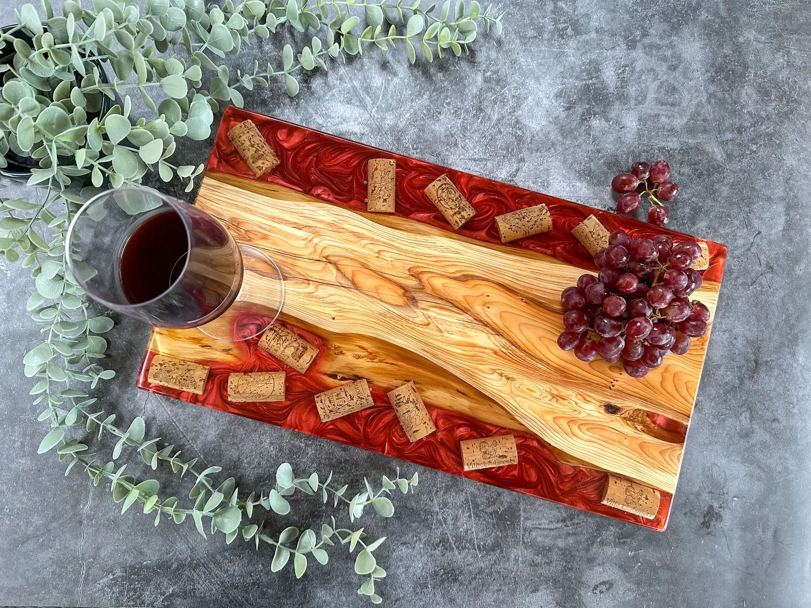 I like the look of yew wood and red mica powder together 🪵 Perfect conversation starter and double as a stylish home decor piece when not in use ✨ • #wine #charcuterie #charcuterieboard #winelover #winetime #wineoclock #winebar #homedecor 