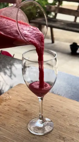 Tenho ctz que esse é o MELHOR SUCO que você vai tomar na VIDA!  Ingredientes: 500g de morango  300ml de água Pedaço generoso de gengibre  1 1/2 limão  Açúcar a gosto  #receitasdoyan #suco #morango #receitasfit 