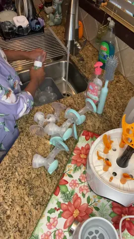 Cleaning my bottles and pump parts🍼🤱🏾🩵💙🩵 #singlemom #babybrezza #bottle #breastfeedingmomsbelike #pumpingmom #zomeez2 #spectra 