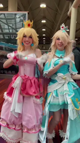 The princesses do the poke dance :3 @loosh 