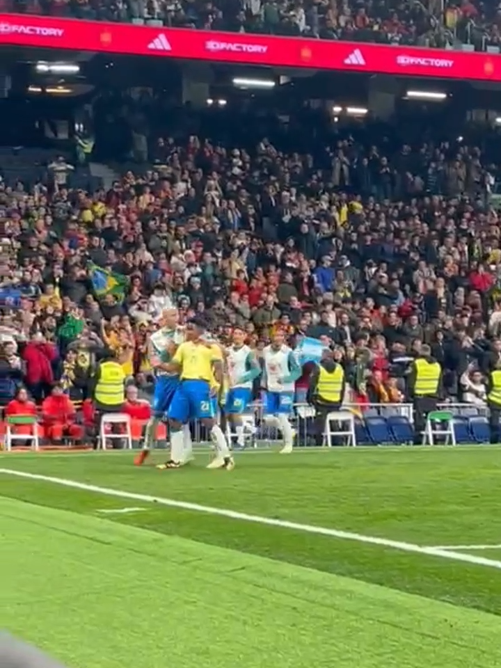 O primeiro gol de Endrick no Bernabéu! #futebol  #selecaobrasileira  #espanha  #amistoso #endrick #palmeiras #realmadrid #tiktokesportes  🎥 Ivan Raupp