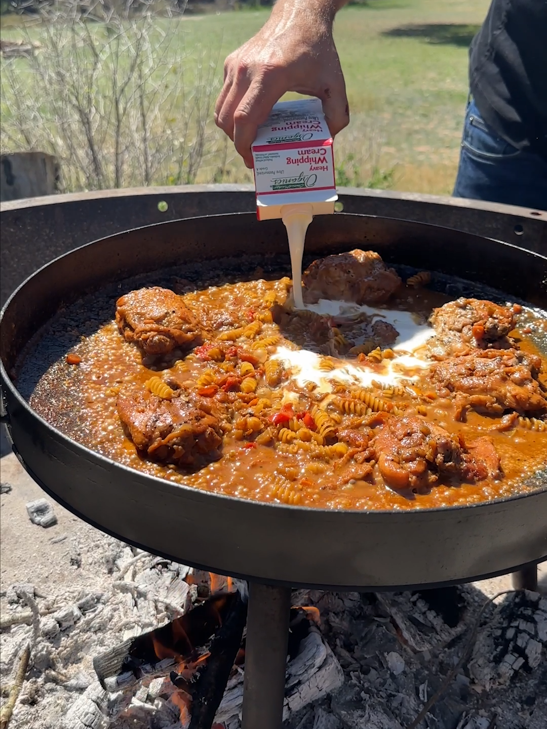 Chicken Thighs Pasta at the disc 🔥 Eat or pass? #chicken #chickens #chickenthighs #disc #openfirecooking #openfiregrilling #openfire #alfrugoni #fy #fyp #foryou #grilling #grillingrecipes