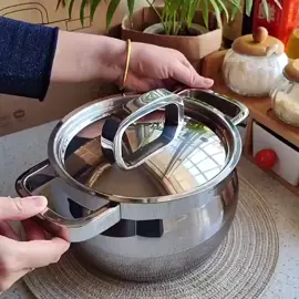 CKM140: Nồi quai vuông Chockmen 20cm  Thông số sản phẩm:  - Chất liệu inox 18/10 ( nguyên liệu nhập khẩu Đức)  - Đường kính trong 20cm - Chiều cao cả nắp: 17.5cm - Chiều cao không nắp: 12.8cm -      Đường kính đáy 17.5cm  - Trọng lượng cả nắp: 2250g -      Dung tích 3l - Nồi sử dụng được cho mọi loại bếp - Bề mặt bên ngoài được đánh bóng, bên trong chà nhám. - Quai cầm thiết kế vuông chắc chắn - Chất liệu inox 18/10 an toàn cho thực phẩm, không biến dạng khi tiếp xúc với nhiệt -      Không có lớp phủ gây hại đến sức khỏe gia đình bạn  -      Thang đo dung tích bên trong lòng nồi#hangiadung #hangdepmaumoii #Chockmen #xuhuong 
