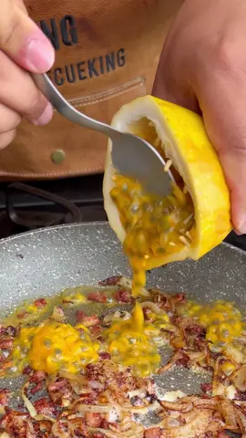 Farofa de Maracujá 🍋 perfeita pra acompanhar um peixe 🐟🐠 Tinha visto essa receita a bastante tempo atras e fiquei pensando: essa vai ficar perfeita pra Páscoa! Combina com peixe 🐟🐟 Receita fácil ✅ e receita barata 💰 é receita perfeita 🤣 O salmao é @Swift !! Qualidade pura 🐠🐟 Se quiserem a receita dele, é só pedir aqui nos comentários 👇🏽 #barbecueking #receitafacil #farofa #farofademaracuja #receitapascoa #pascoa