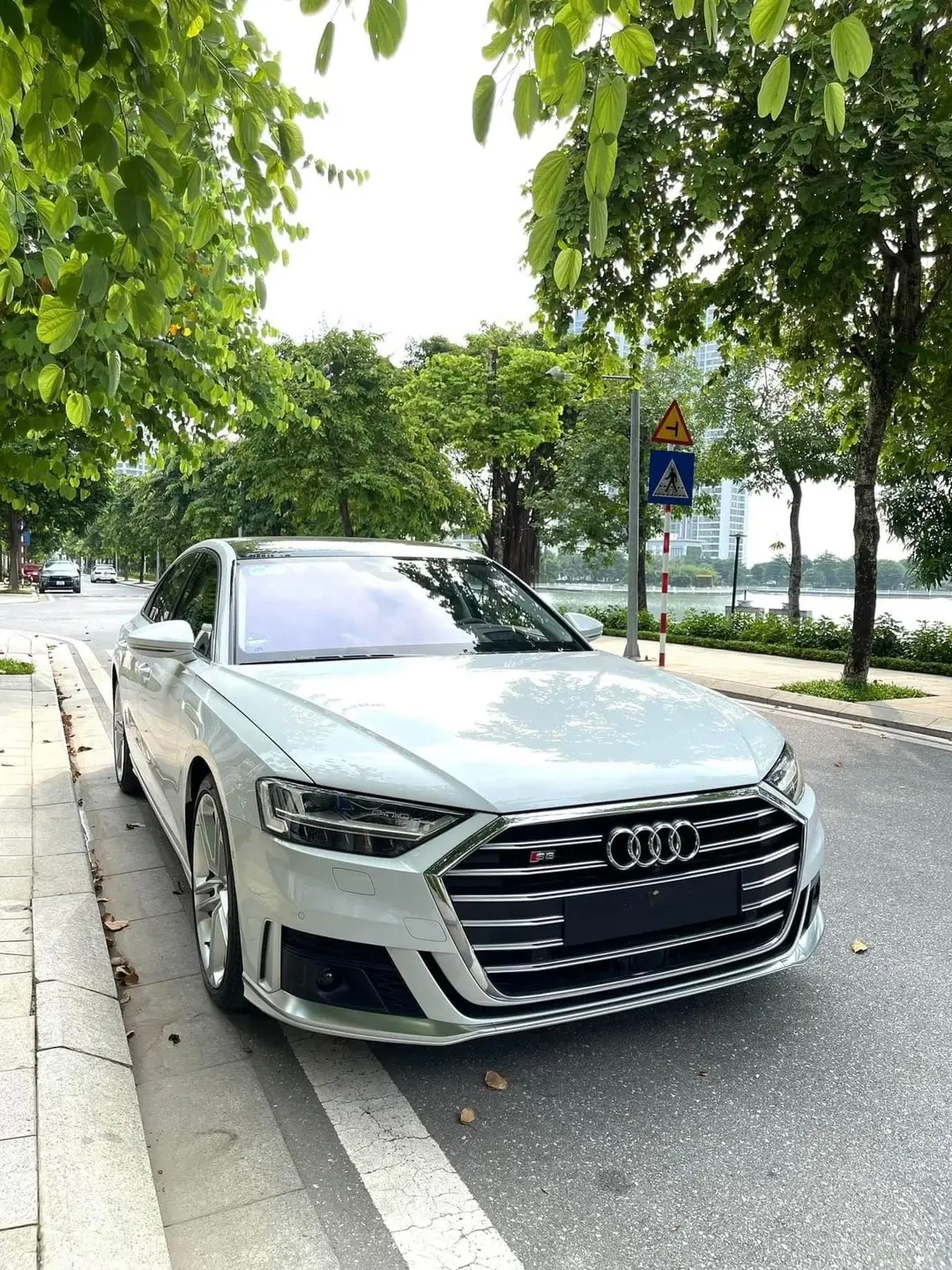 Tầm này giá nào chả bán  Audi S8 model 2021 đang bị ế ah. Cần lắm 1 cánh tay giải cứu.  Audi S8 đăng ký 2022 sản xuất 2020 động cơ V8 4.0L twin-turbo 563 mã lực nhập Đức 18 ngàn kilomet xịn Tăng tốc từ 0-100 km/h chỉ mất 3,8 giây - Còn bảo hành chính hãng Audi đến 2025 Option: ghế da chỉnh điện - sưởi và làm mát ghế, phuộc lò xo khí nén nâng hạ gầm - cửa hít điện - phanh đĩa gốm sợi carbon, 5 radar - 6 camera - 12 cảm biến siêu thanh - 1 máy quét lazer,m, 02 màn hình 10.1inch ở taplo và 8.6inch ở bệ tì tay - loa B&O xung quanh xe,… Zá êm ————————————————————  ☎️ Thế Anh : 0846744444 - 0764338888