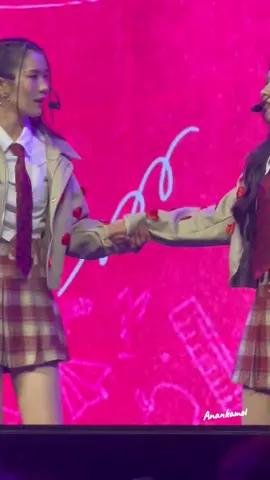ช็อตดึงเน็กไทด์ของคนพี่เข้าหาตัว ทำชั้นกรี๊ดจนเกือบวูบ เเต่ยังกลับมาได้อยู่😉 ชอบพี่ว้ากเวอร์ชั่นนี้สุดๆ😮♥️💙♾️👏#ลูกแก้วกมลลักษณ์ #อันดาอนันตา #ท้องฟ้าของอันดา #ลูกแก้วอันดา #พี่ว้ากคะรักหนูได้มั้ย #อนันกมล #ลูกแก้วของลูกโลก🌏🔮 #นาวเกี๊ยว #lookkaewkamollak #andaanunta #lookkaewanda #loveseniortheseries #andaanuntalookkaeww 