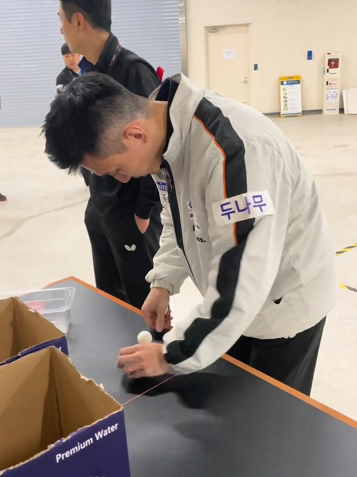 Lee Sang Su and Edward Ly prepare to face off - but first, they have to choose the balls to be used then! 🏓🧐 Catch them LIVE NOW - YouTube.com/WTTGlobal 🎥  #WTTIncheon #WTTChampions #TableTennis #PingPong