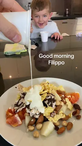 La colazione di Agrigal, con tutto l’entusiasmo contagioso di Filippo 😍.  Gallette al cioccolato, frutta fresca e secca, miele, gallette al mais 🌽, yogurt… Buona giornata Agrigalli ♥️ #agrigal #agrigalli #colazione #gallettecioccolato #maisantichi #bio #valseriana #bg