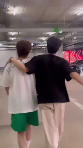 ตั้งแต่ถูกกฎหมาย พวกแกก็ไม่รู้จักคำว่าช่องว่างเลยดิ ติดกันไม่ไหว ติดกันให้ฉันอิจฉาเลยใช่มั้ย~ น่ารักโว้ยยยยย เหมาะสม  #tlefirstone #เติ้ลเฟิร์สวัน 