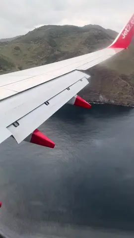 landing in Funchal Madeira 🛬🛫🛬🛫 #madeira #portugal🇵🇹 #funchal #plane #landing 