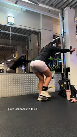 come & train glutes & hamstrings with me💃🏽💃🏽  - hipthrusts 10-12 x4 - rdls 10-12 x3 - reverse lunges 8-10 x3 - glute kickbacks 12-15 x3  end with 20 mins cardiooooo! i do 15 min incline walk and finish with a 5 minute run/sprint  #gluteworkout #micedup #glutegains #gymgirl #oxyshred