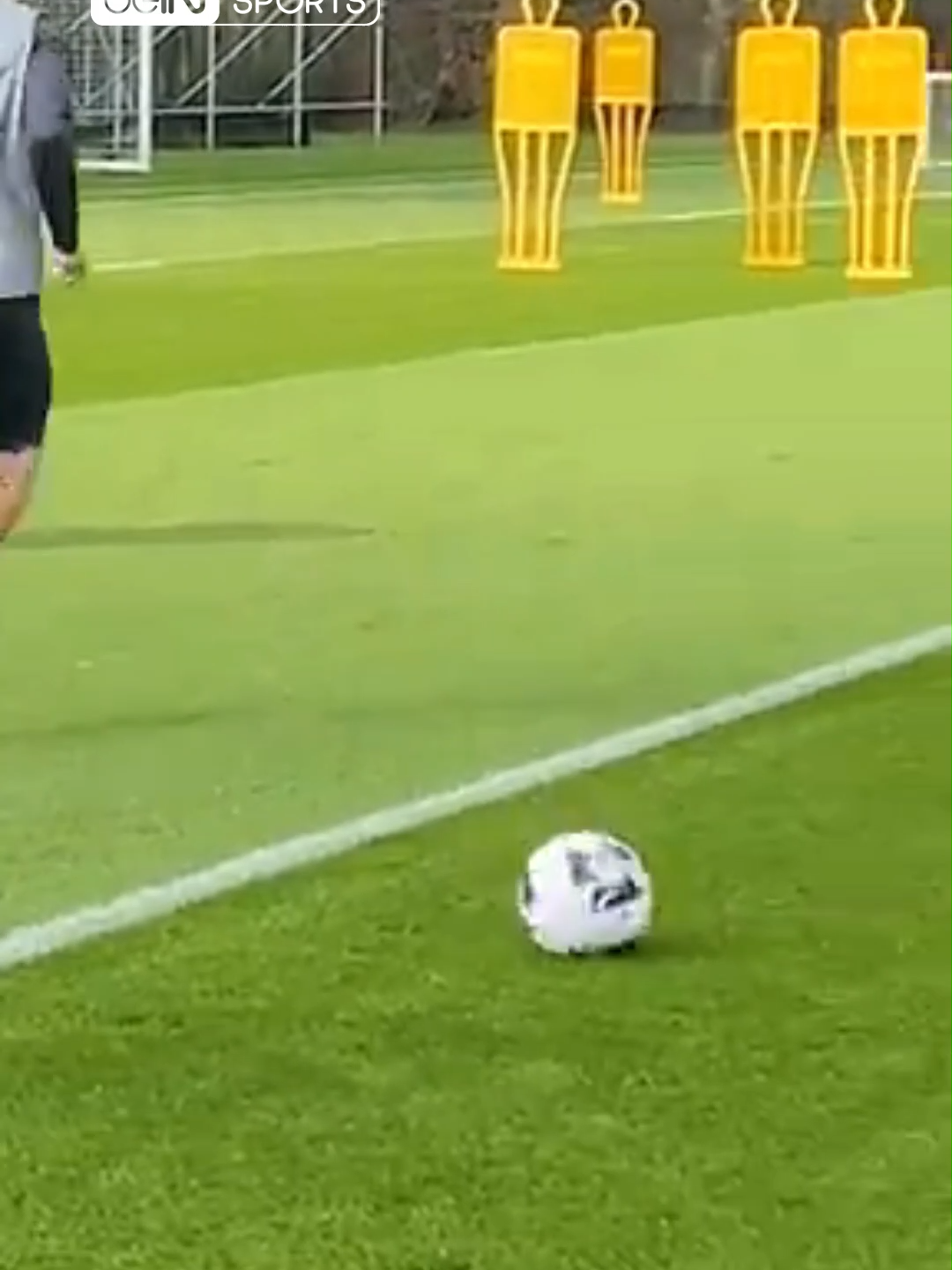 🤯 Matheus Cunha, il a ensorcelé le ballon là ! #Cunha #football #soccer #sports #beINSPORTS #skills #talent #magic #wolverhampton #sportstiktok
