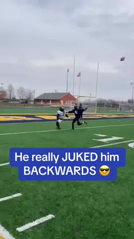 Whoever was singing on the sideline has me dead 😭🎤 (Via pwashington97/ig fgmsports/ig 4thquarterm7v7/ig brandon_howard11/ig) #football #juke #singing #highschoolsports #highschoolfootball #teammates #popsmoke 