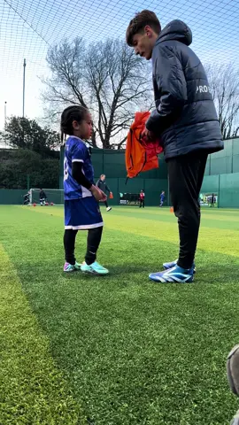 When Coach Louis gives you only one job 🤥🤣 Shoutout to Azàris team mates for always having his back 💙 @proelitefootballacademy #football #proeliteacademy #proelite #footballacademy #nike #nikefootball #footballboots #under6s #footballkits #footballkids #ballers #kidsfootball 