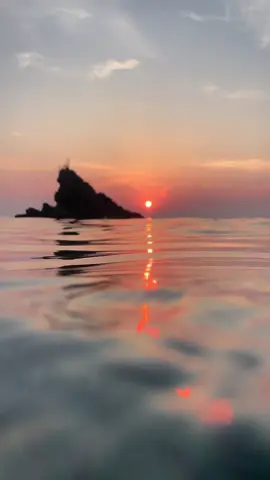 sunset swim #traveltiktok #italytravel #beachlife #ocean #travel #beautifuldestinations 