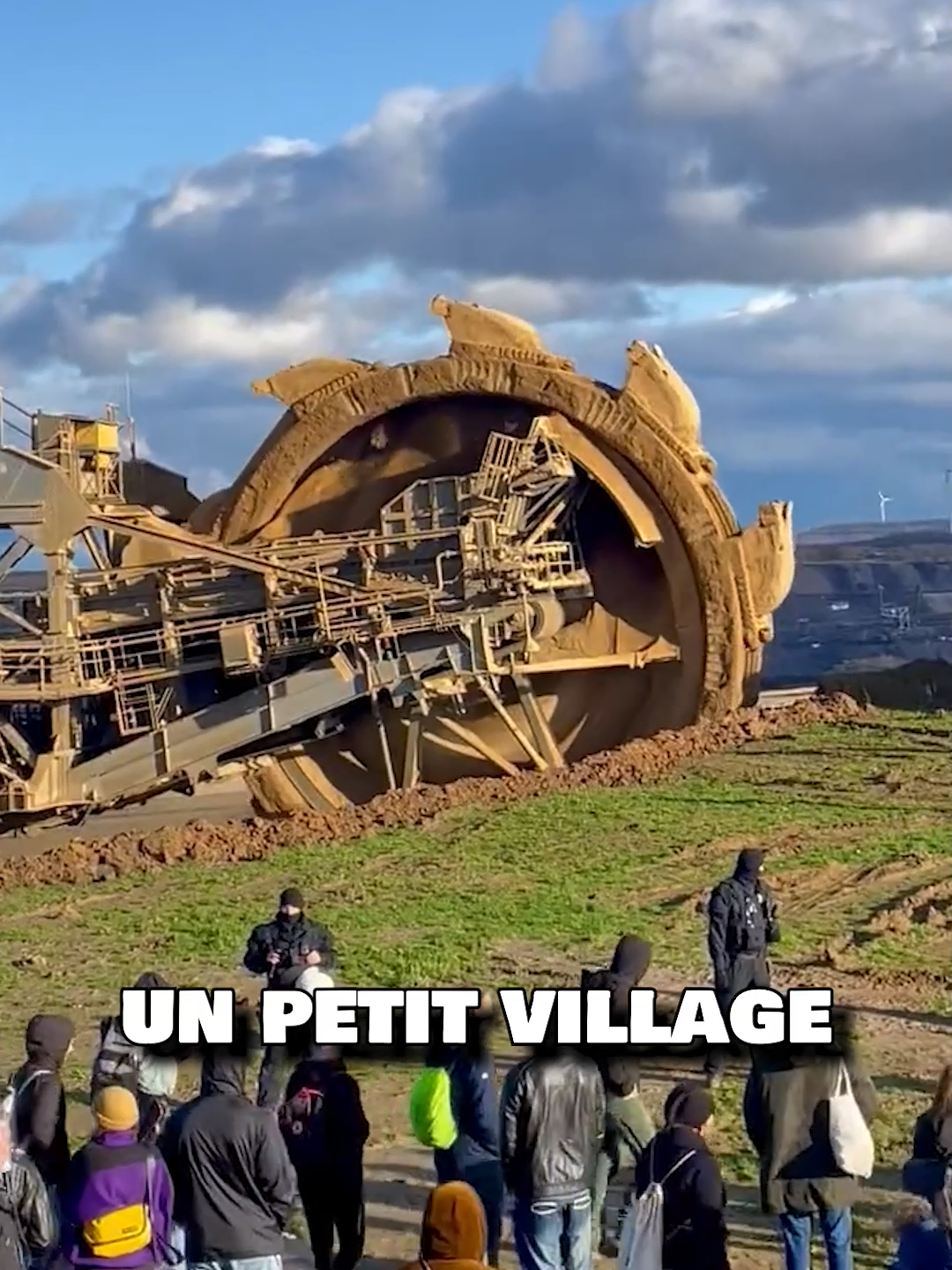 Cette machine rase des villages pour du charbon.. #bagger #urbex