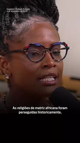Djamila Ribeiro nos convida a questionar o porquê das religiões de matriz africana serem demonizadas enquanto mitologias gregas são estudadas. Ela destaca o racismo religioso e aponta para a importância de romper com a exclusividade de perspectivas brancas e ocidentais. @djamilaribeiro1 é extremamente necessária para a nossa cultura, nossa a sociedade, além de ser maravilhosa. Admiração profunda💙 Convido a todos a ler o livro 