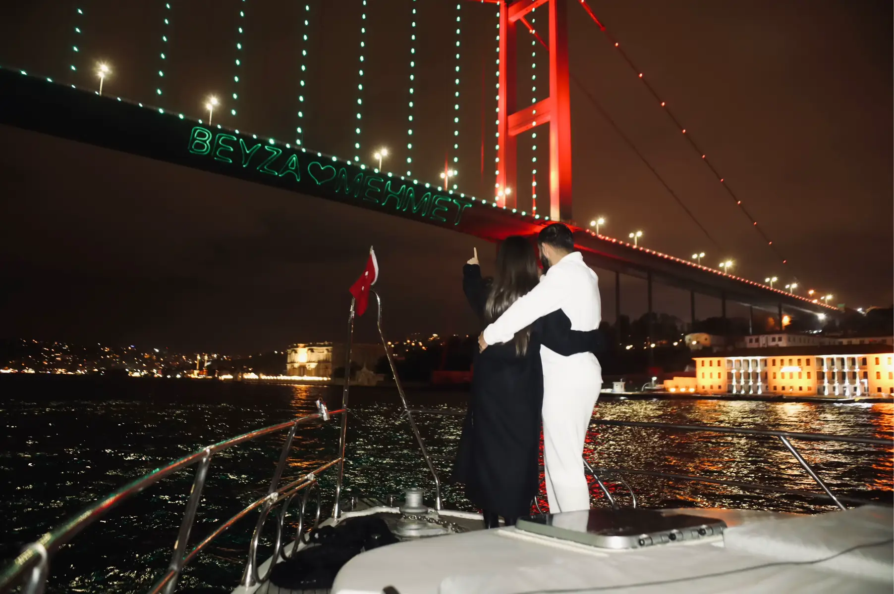 Einen unvergesslichen Abend auf unserer Yacht in Istanbul erleben und den Lieblingsmenschen überraschen. ♥️ www.dreamnightistanbul.com #istanbul #fy #yatturu #jga #lasershow #bogazköprüsü #marriageproposal #evlenmeteklifi #heiratsantrag #demandeenmariage #marriageproposalidea #proposalistanbul #birthdaysurprise 