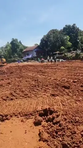 pengurugan lahan proyek dengan berbagai alat berat mumpuni, pekerjaan proyek lebih cepat selesai dan efektif waktu dan biaya. #alatberat #excavator #wheelloader #drumptruk #urugtanah #tanahurug #proyek #kontruksi #alatberatmurah #alatberatmurahberkwalitas 