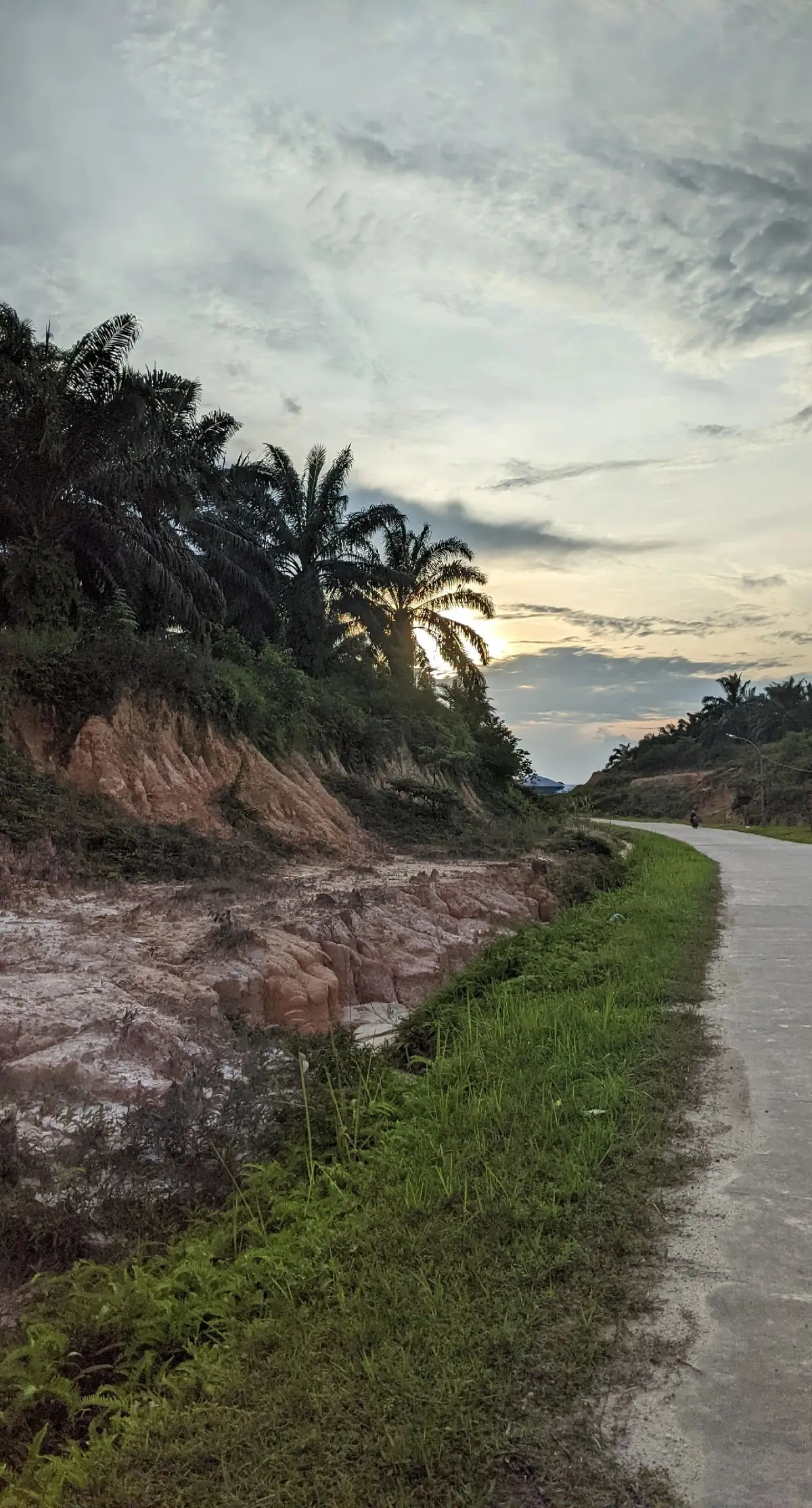 Gunung Everest adalah gunung tertinggi kedua di dunia setelah Mauna Kea dan terlihat samar dari Jambi sore kemarin #mounteverest #fyp #gunung 