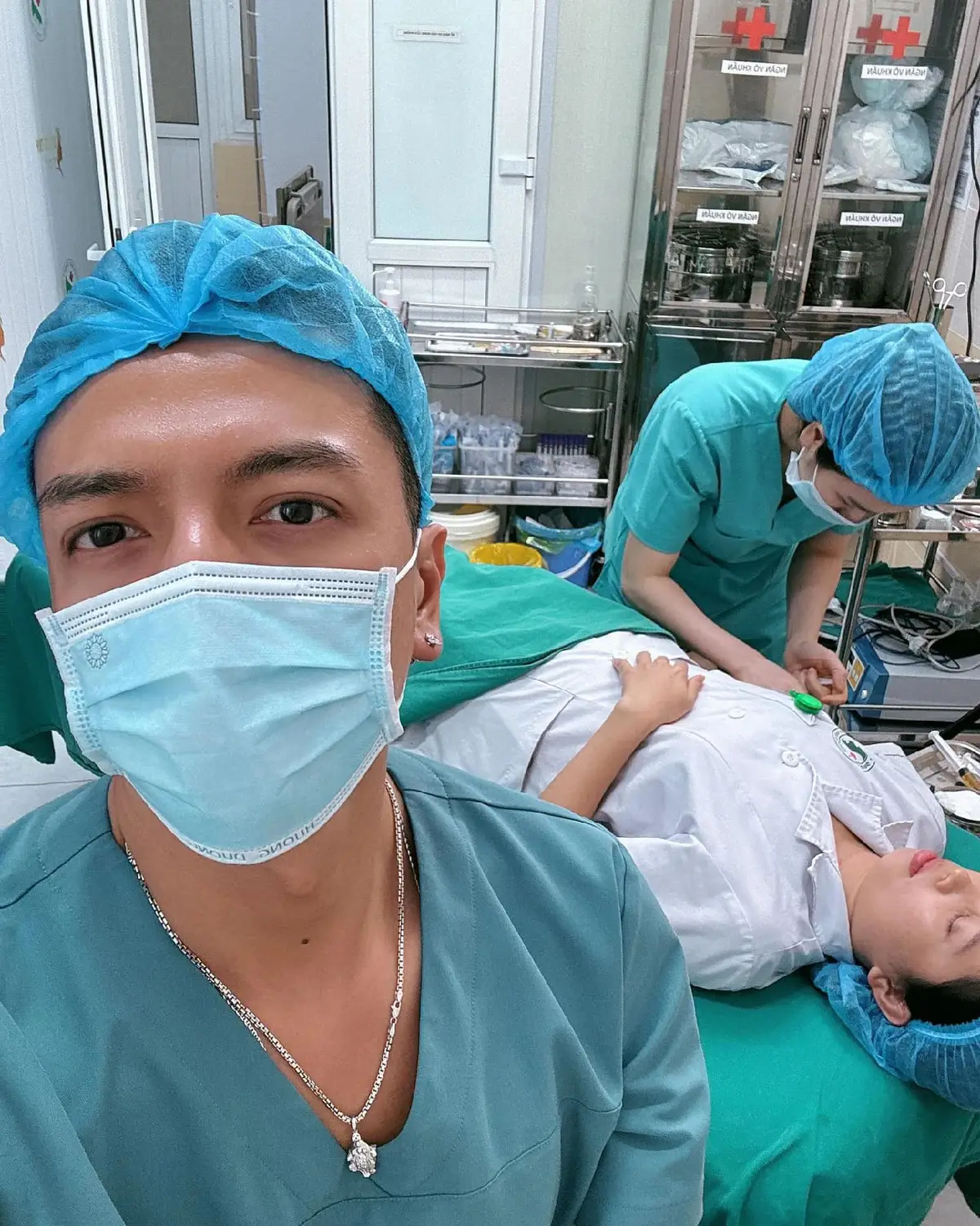 Selain pelanggan estetik dari mana-mana yang datang ke Dr. Cao Duy atas urusan kerja, kakitangan perubatan dan kakitangan hospital tempat dia bekerja juga mempercayai mereka untuk melakukan pembedahan kosmetik ☺️ #drcaoduy Anda hanya boleh bertanya