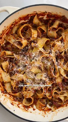🍝🌱you won’t miss the meat with my Pappardelle with lentil ragù Reasons to love this recipe: ✅ you won’t miss the meat ✅ plant based ✅ hearty and comforting meal Ingredients: 1/2 can lentils 200g mushrooms  1 onion 2 garlic cloves 6 sundried tomatoes  1 can tomato sauce  Spice mix: 1/2 tsp garlic powder,1/2 tsp paprika, 1/2 tsp oregano, 1 tsp vegetable stock powder  Pappardelle pasta Instructions: 🍝Chop all the vegetables in small pieces. Make sure the mushrooms are very finely chopped, it really makes a difference🤗👌🏼 🍝In a pan add some oil, garlic and onion and cook for a few minutes.  🍝Add mushrooms and cook until soft. Add the spices and sundried tomatoes and cook for 1-2 minutes. 🍝Add tomato sauce and cook until it has reduced down, then add the lentils and cook further until the lentils are hot. 🍝Serve with pappardelle pasta (or your favourite pasta), extra virgin olive oil and some grated Parmesan cheese.  #pasta #pastarecipe #pappredelle #ragú 