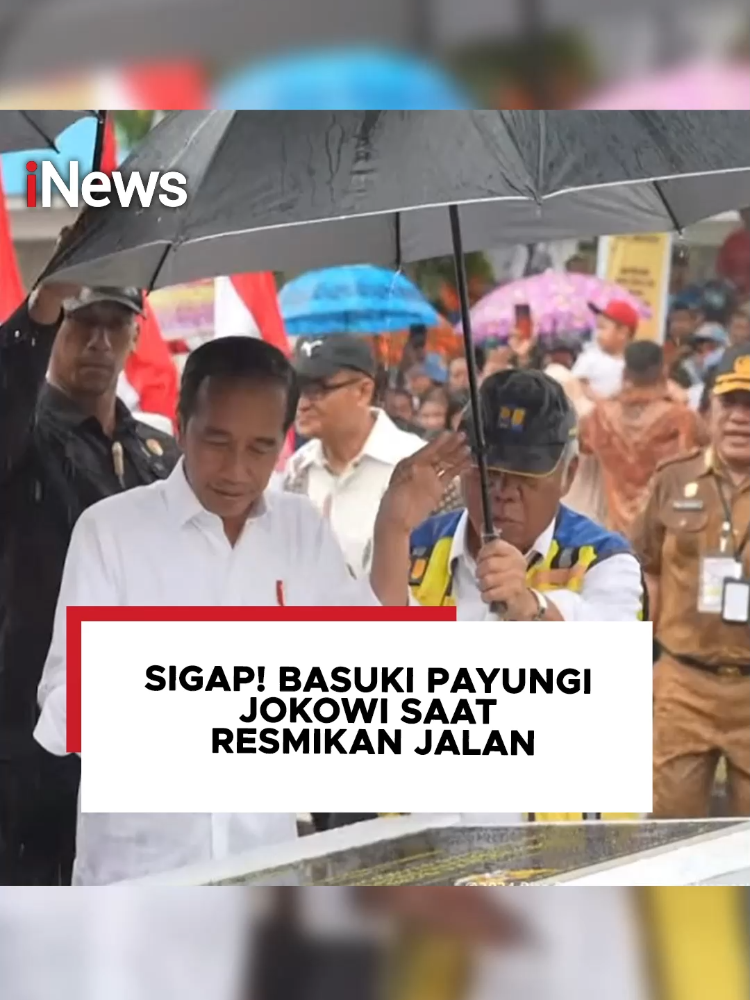 Terdapat momen menarik saat Menteri PUPR Basuki Hadimuljono mendampingi Presiden Jokowi dalam kunjungan kerjanya di Banggai Kepulauan, Sulawesi Tengah, Selasa (26/3/2024). Saat Jokowi melakukan peresmian inpres jalan daerah atau IJD di Kota Salakan, hujan tiba-tiba mengguyur wilayah tersebut. Dengan sigap Menteri Basuki memayungi Jokowi saat agenda masuk dalam penandatanganan prasasti. #inews #Jokowi #MenteriPUPR #basuki
