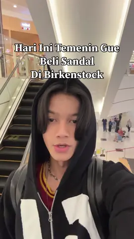 Part 221 | Lanjut beli takjil lagi di @BIRKENSTOCK, gue bikin outfit ramadhan atau lebaran pake sandal ini sabi kali ya🤔 #birkenstock #videolebihpanjang #fyp 