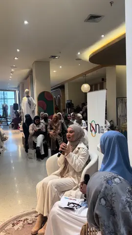 Alhamdulillah, senang sekali dipertemukan kembali dengan wanita-wanita hebat dan menginspirasi di acara bertajuk “ From Zero to Zero” dari @isyiarnetwork x Elzatta. Salah satu rezeki yang luar biasa bagiku🥰 Semoga kelak kita bisa dipertemukan kembali di syurga firdaus  آمِيْن اللّهُمَّ آمِيْن    #KembaliFitrah #HijabForEverYou #mumpungramadhan #ramadhan2024ISN #isyiarnetwork #zerotozero 