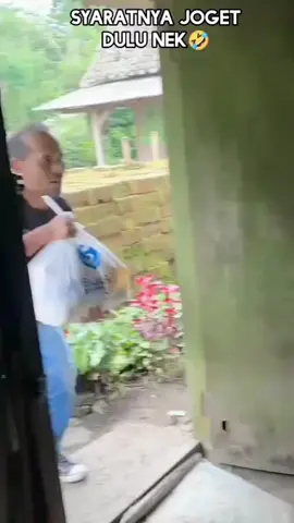 syaratnya joget dulu nek 😁💃 #nenek #joget #viral #fyp #masukberanda 