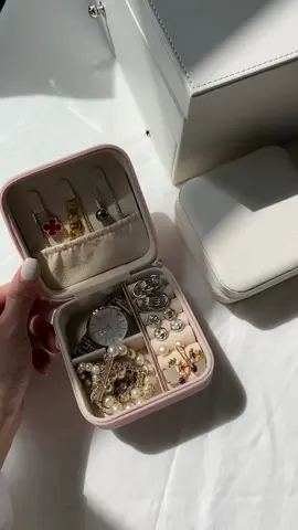 These mini jewelry boxes are suitable for travel and can hold your earrings, bracelets, rings and necklaces. #jewellerybox #jewelleryorganizer #viral #thatgirl #aesthetic 