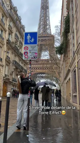Los otros turistas me miraron raro🙃 📍Rue de l’Université #streetpole #poledance #poletrick #pole #dance #invertedv #beginnerpole #poledancing 