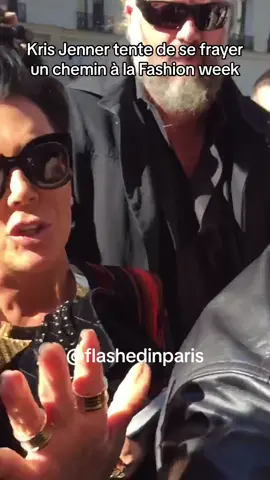 Kris Jenner pendant la fashion week à Paris. Octobre 2015. #KrisJenner #Jenner #Kardashian #People #Paris #FashionWeek #FashionWeekParis #Paparazzi 