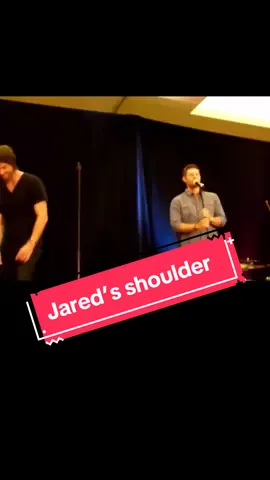 Jensen on Jared’s hurt shoulder #j#jensenacklesd#deanwinchesterj#jaredpadaleckis#samwinchesterf#fypf#foryous#spns#spnfamilya#actorp#performerb#brotherse#entertainments#supernaturalc#celebrityd#dadf#familyl#lovey#youtubeb#basketball