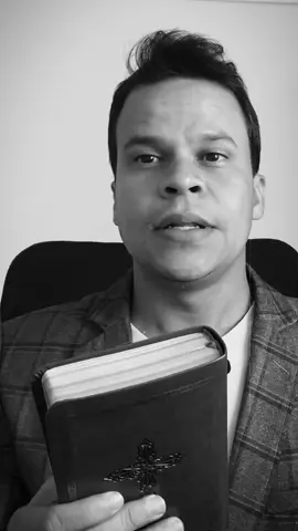 Apenas ler a Bíblia não é suficiente; é o estudo profundo que realmente nos leva longe!  A Palavra contém significados profundos nas entrelinhas, e no conhecimento do contexto histórico e da linguagem encontramos ricos significados que complementam a mensagem. Mesmo parecendo complexo o estudo de 66 livros que formam a Bíblia, a compreensão se simplifica quando entendemos que as pontas entre o Antigo e o Novo Testamento apontam para Cristo.  Se você deseja descomplicar seu estudo da Bíblia e criar sermões claros que impactam vidas, basta apertar no link na bio  e descobrir o que preparei para ajudá-lo a evoluir em seu ministério.