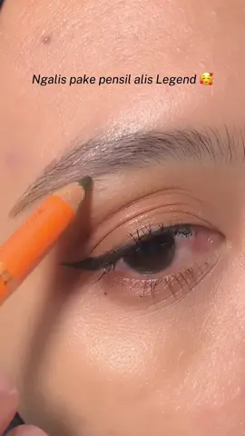 Membalas @manusia Siapa yang masih setia sama pensil alis legend ini??? Dulu jadi pensil alis viral pada masanya. Sampai stocknya kosong dan malah ada kw nya.  Tapi sampai sekarang aku masih pake pensil alis ini. Yang artinya tetap nyaman dipakai buat aku 🥰 #tutorialalis #eyebrowtutorial #makeup #pensilalis #pensilalisviva 