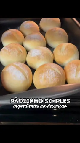 Esse pão é a modinha daqui de casa!❤️ Pãozinho simples, receita sem ovo e sem lactose. Dessa vez modelei em porções individuais. Essa é aquela receita para pegar e não largar. Pode fazer um pão grande na forma, porções individuais, inclusive fiz esse dias para servir com hambúrguer, me senti comendo hambúrguer no Madero (risos). Qual a modinha da vez por ai? Pão simples  Ingredientes: ▫️240 ml de água em temperatura ambiente ▫️2 colheres de (sopa) de óleo ▫️1 colher de (chá)de sal ▫️2 colheres de (sopa) de açúcar ▫️400 g de farinha de trigo ▫️2 colheres de (chá) de fermento biológico (seco). ▫️Para sovar o pão manualmente: ▫️Misture bem o fermento biológico seco com a farinha de trigo, em seguida acrescente o sal e o açúcar. ◽️Acrescente a água aos poucos, comece misturando com uma colher, depois acrescente o óleo, misture até incorporar bem os ingredientes. ◽️Coloque a massa na bancada, sove até a massa ficar bem lisa e elástica. ◽️Depois da massa sovada, deixe a massa fermentar coberta por aproximadamente 1 hora ou até quase dobrar de volume. ◽️Em uma superfície enfarinhada, corte a massa (fiz de 70g), depois modele no formato desejado. Coloque em uma forma de pão untada, coloque com a costura virada para baixo. ◽️Deixe fermentar por 30 minutos. ◽️Polvilhe fubá mimoso ou farinha de arroz. ◽️Faça cortes superficiais no topo da massa. ◽️Asse em forno preaquecido a 180 graus por aproximadamente 25 minutos ou até que a crosta esteja dourada.  créditos >> teretetenacozinha ❤👏🏻👏🏻 #paocaseiro #pao #semlactose #semovo #feitoemcasa #receitasimples #teretetenacozinha 