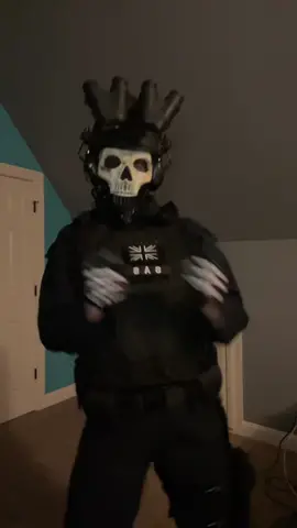 Just in case you guys forgot about it, here’s a regular version :) #simonghostriley #ghostcosplaymw2 #callofduty #codcosplayer #pokedance #ghost #cod 