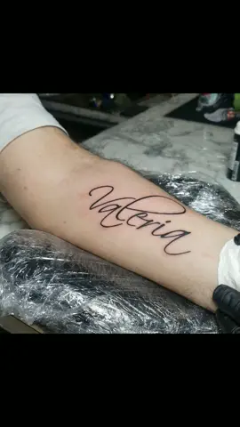 De Honduras 🇭🇳 para un paisano 🇲🇽 México. *Valeria* en antebrazo. ¿Te harías un tatuaje así? Si te gustan mis trabajos 💉espero tu me gusta 👍  #sketch #draw #drawing #viralpost #tattoosoftiktok #arte #art #tatuajes #dynamic #poseidon #quartzcartridges #quartz #fineline #finelinetattoo @harry_tattoo_supply 