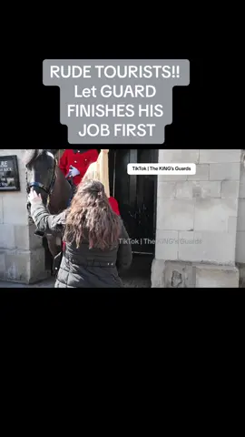 Rude tourists!! Let the Guard finishes his job first. #horseguardsparade #changingoftheguards #thekingsguards #horse #foryoupage #tiktokviral #tiktokbeta #fyp #foryou #fypシ #fanpage #tourists #London #trending #tiktokuk #London#trending #follow #subscribe #like #share 