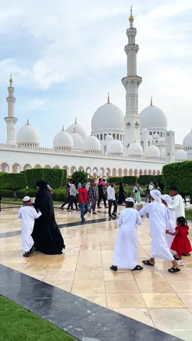 Ramadan at Sheikh Zayed Grand Mosque is a peaceful experience that you should try at least once during the holy month in Abu Dhabi #islam #muslim #mosque #tarawih #abudhabi 