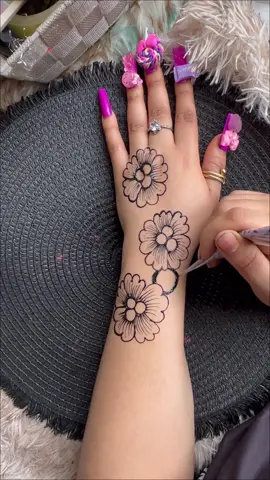 #creatorsearchinsights easy henna design to do yourself this eid #doityourselfhenna #whatishenna #fyp #howtodrawhenna 