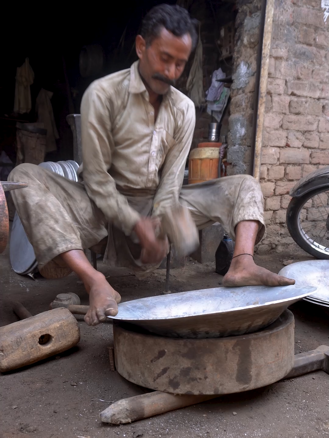 Skillful Strikes: Handmade Cauldron Lid with Traditional Tools