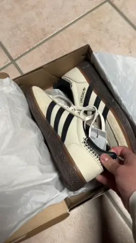 Let’s unbox the Adidas Handball Spezial in core black/ magic beige ♥️ #unboxing #adidas #handballspezial #unbox #shoe #adidashandballspezial #rewardyourself #happydance #lovingit @adidas 