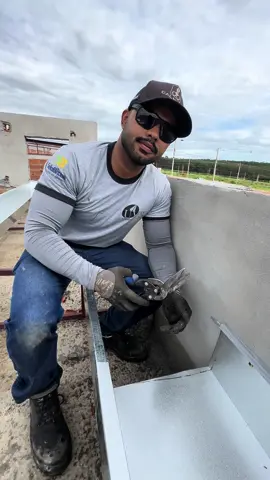 Maneira correta dr fazer a emenda da calha . . . . . . . #uvscalhas #calheiros #calheiro #telhado #calheirosdobrasil #viral #foryou #arquitetura #engenharia #construção  #construcao #reforma #construction #civil #obras  #Konstruktion #Dachrinnen #engineer #gutters #roof #roofing #saopaulo #roofer #paraguacupaulista #строительство #водостоки #construcción #canalones #selabrasil 