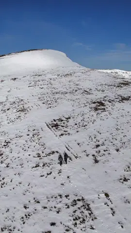 93rd munro today on Meall Buidhe 😎🏔🏴󠁧󠁢󠁳󠁣󠁴󠁿 Amazing day for it despite weather reports!  #happy #grind #rock #video #orbit #360 #videoviral #4k #dronevideo #drone #scottishtiktok #scottish #Scotland #trek #Hiking #walking #fypシ゚viral #fypシ #bluesky #snow #munro #munrobagging #mountain #mountains #sun #clouds #scenery 